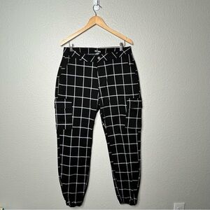Hot Topic Women’s Black White Grid Cargo Jogger Pant Long Size XL Item 15087552